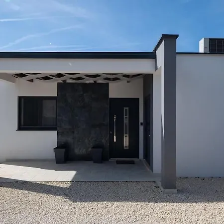 Vila Grimani Tinjan